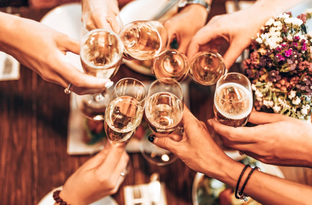 Kvinder skåler i champange.